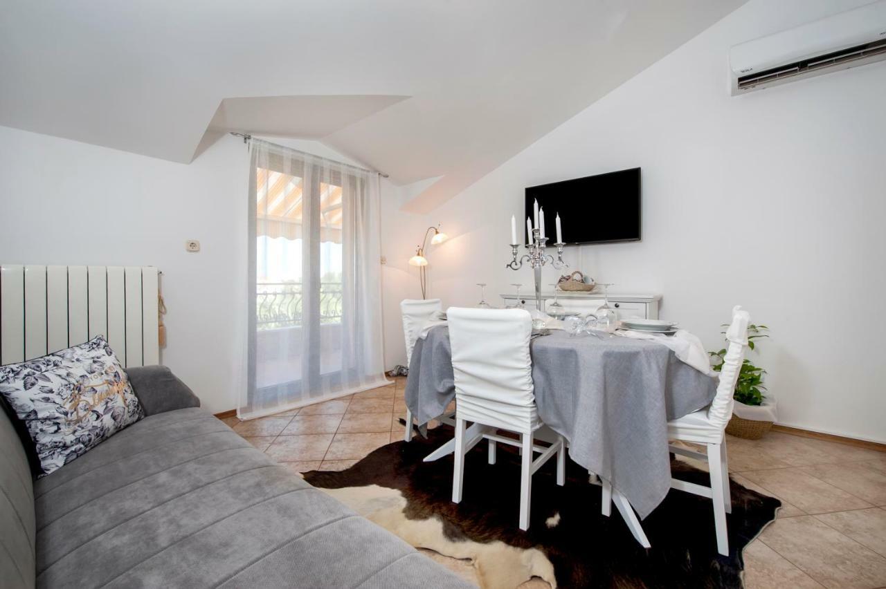Apartment Len Ровінь Екстер'єр фото