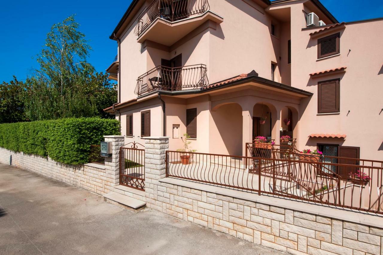 Apartment Len Ровінь Екстер'єр фото