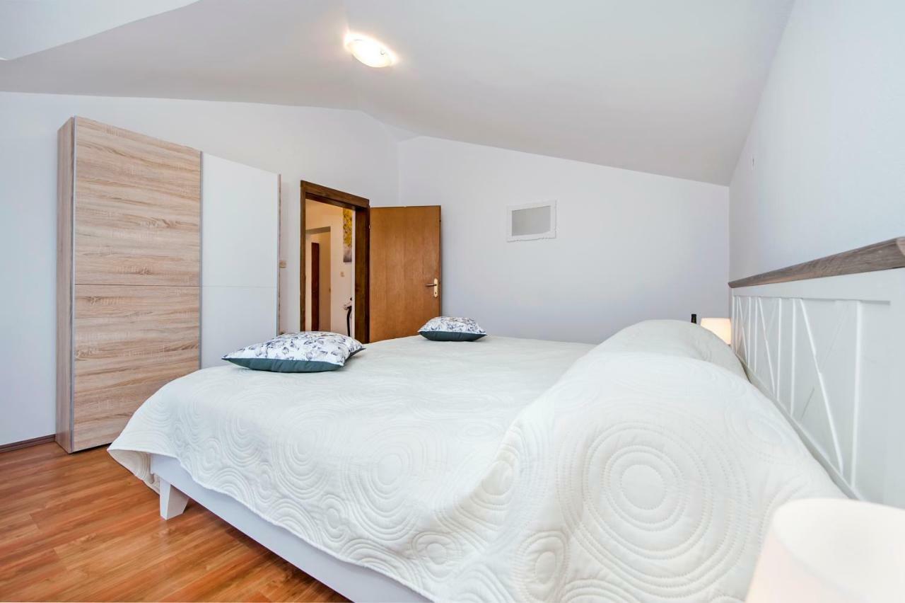 Apartment Len Ровінь Екстер'єр фото
